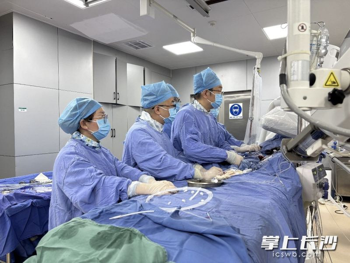 患者心脏“阀门”失灵,他们用一根细长的导管不开胸“换门”