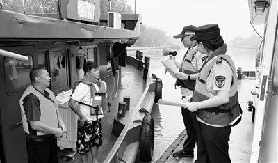 7月22日,徐州航务中心解台二号船闸阀门检修项目正式开工,施工期间实行一号船闸单闸运行
